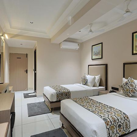 אחמדאבאד Hotel Royal Town מראה חיצוני תמונה