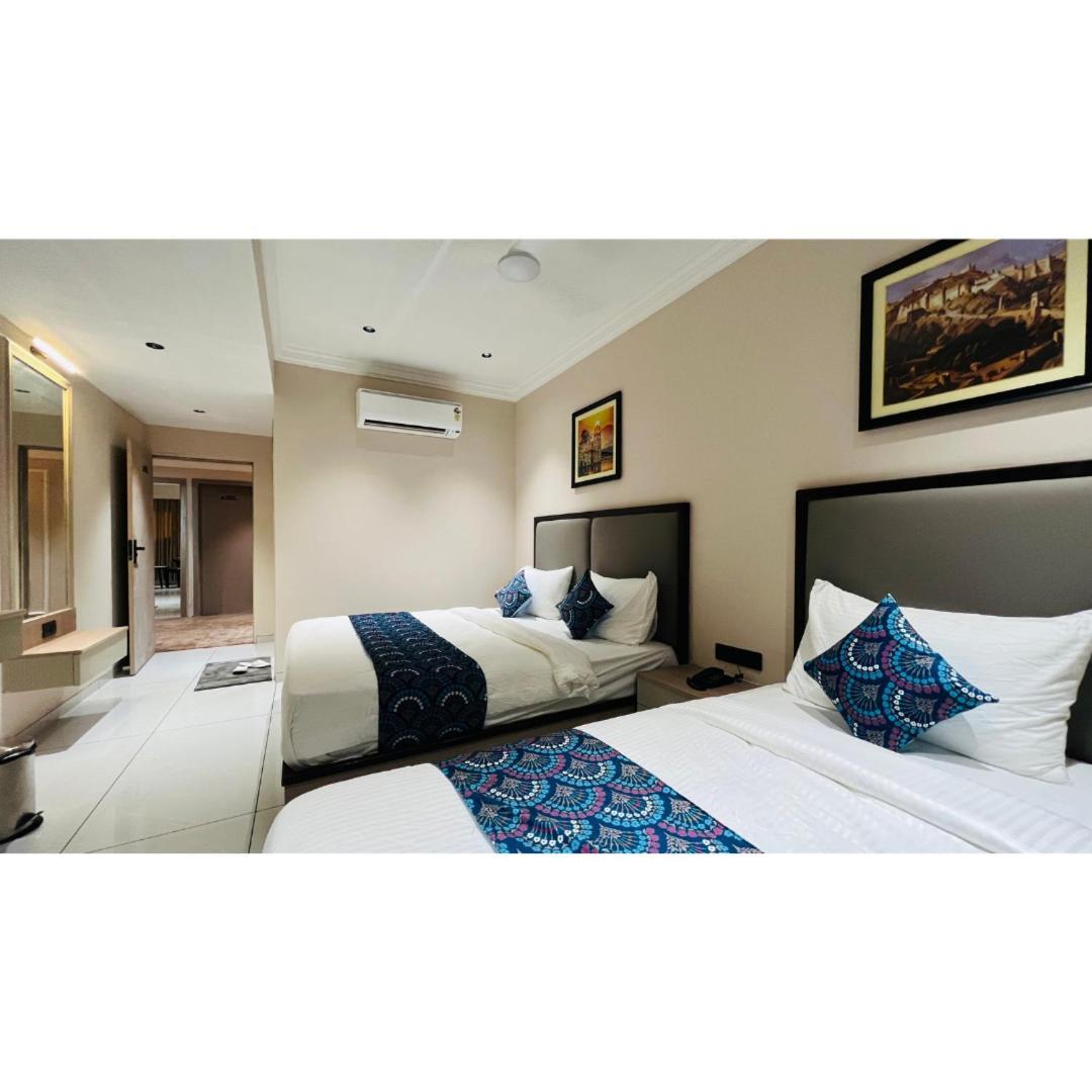 אחמדאבאד Hotel Royal Town מראה חיצוני תמונה