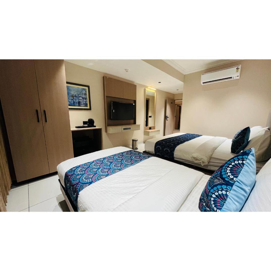 אחמדאבאד Hotel Royal Town מראה חיצוני תמונה