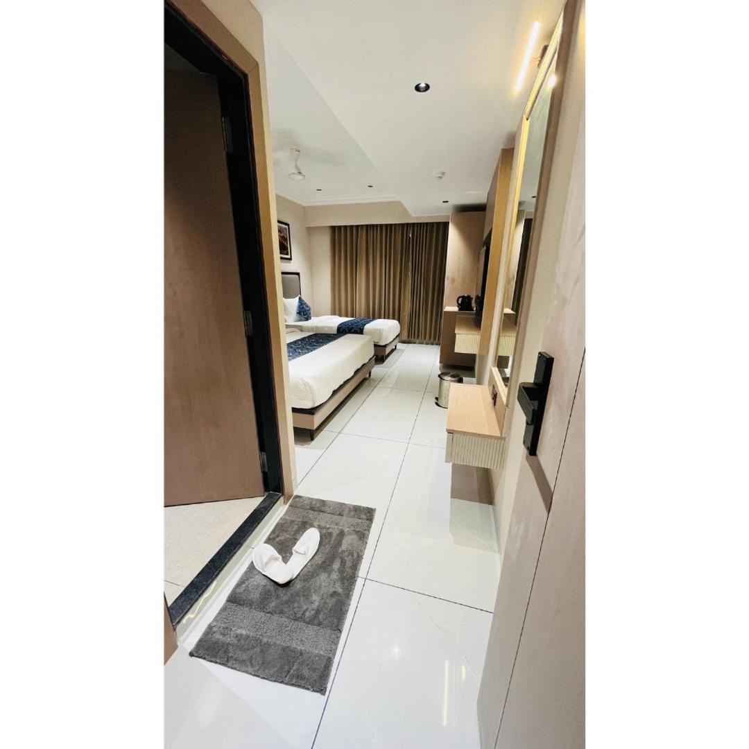 אחמדאבאד Hotel Royal Town מראה חיצוני תמונה