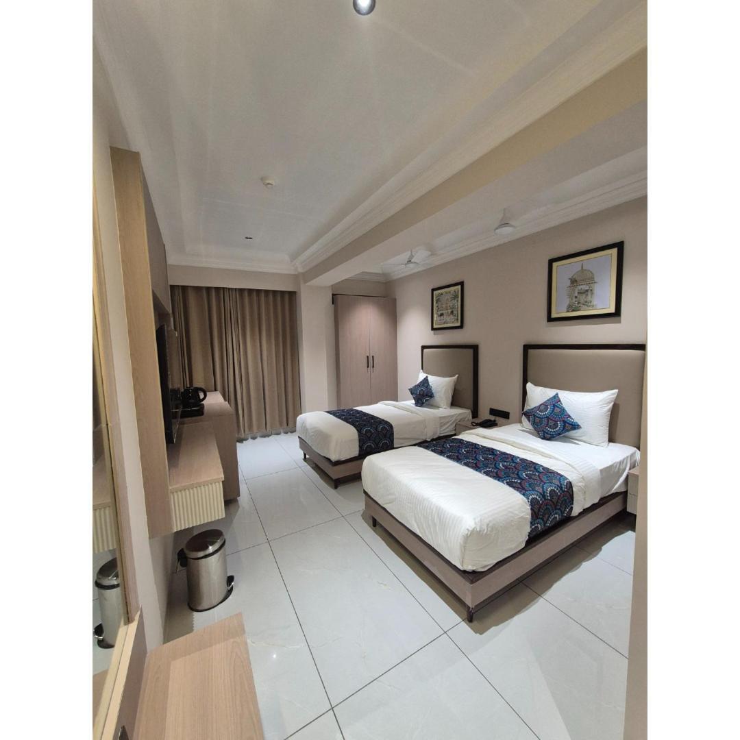 אחמדאבאד Hotel Royal Town מראה חיצוני תמונה