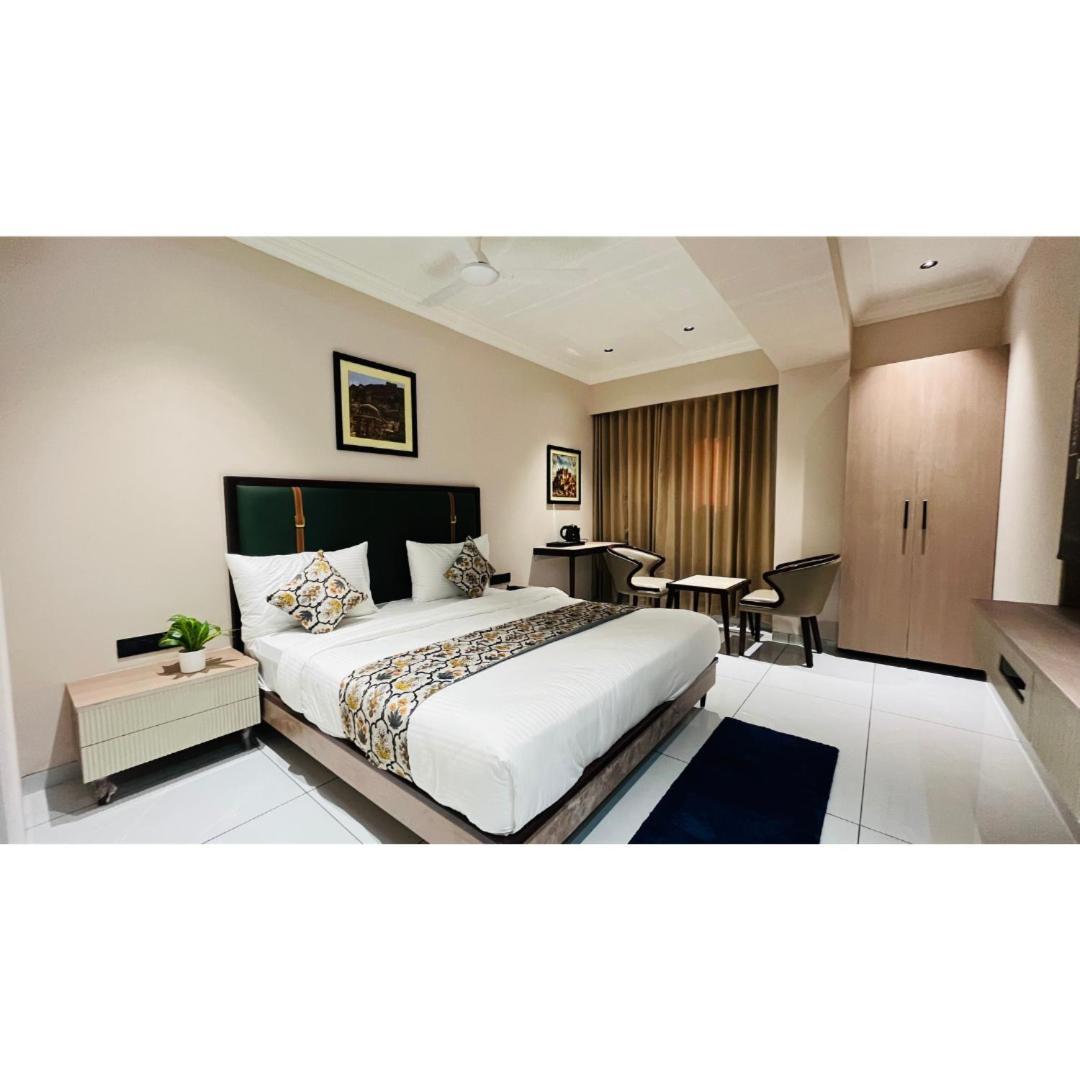 אחמדאבאד Hotel Royal Town מראה חיצוני תמונה