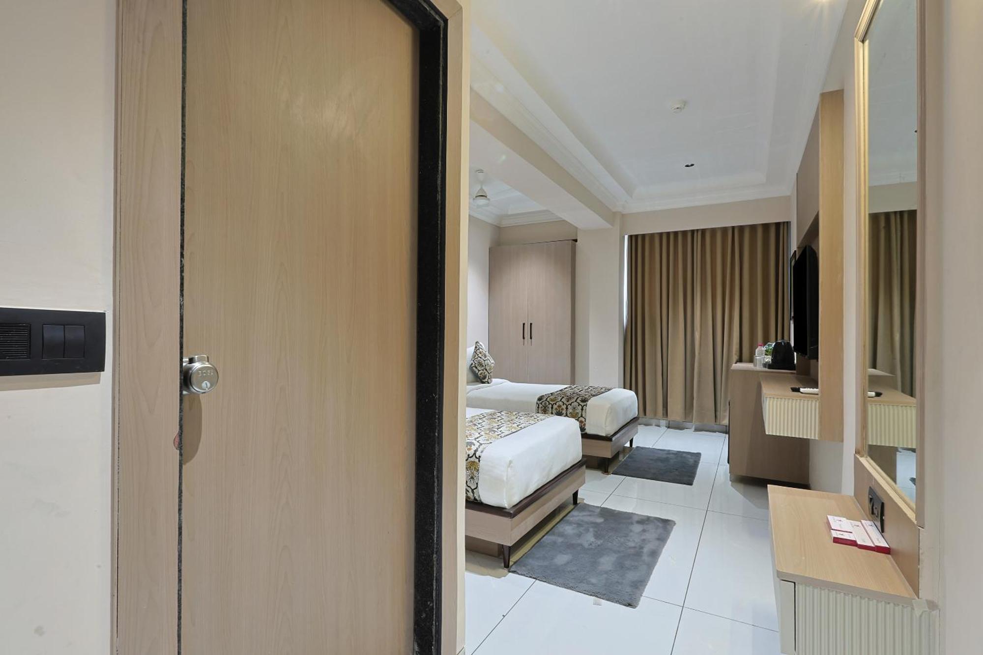 אחמדאבאד Hotel Royal Town מראה חיצוני תמונה