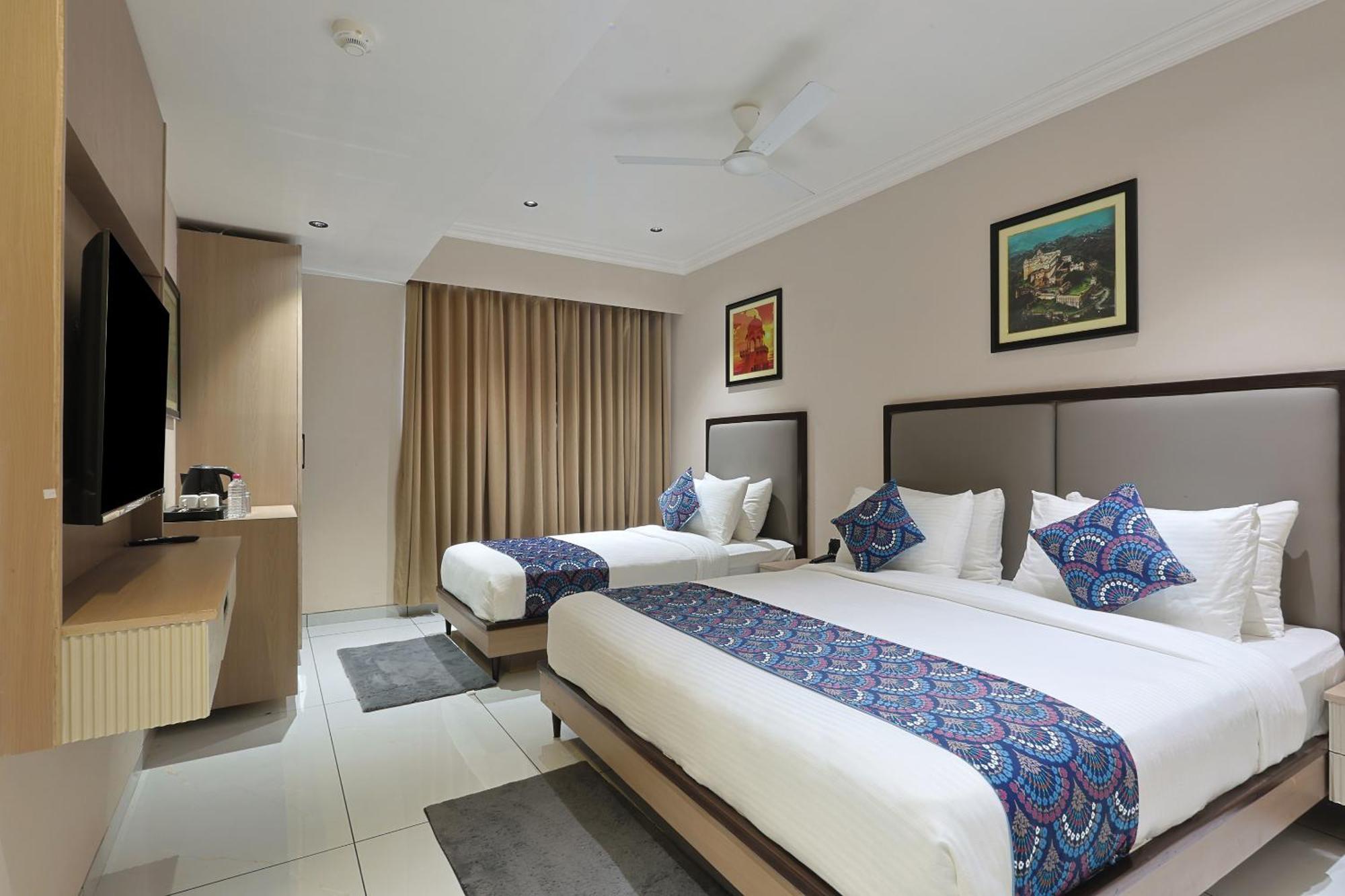אחמדאבאד Hotel Royal Town מראה חיצוני תמונה
