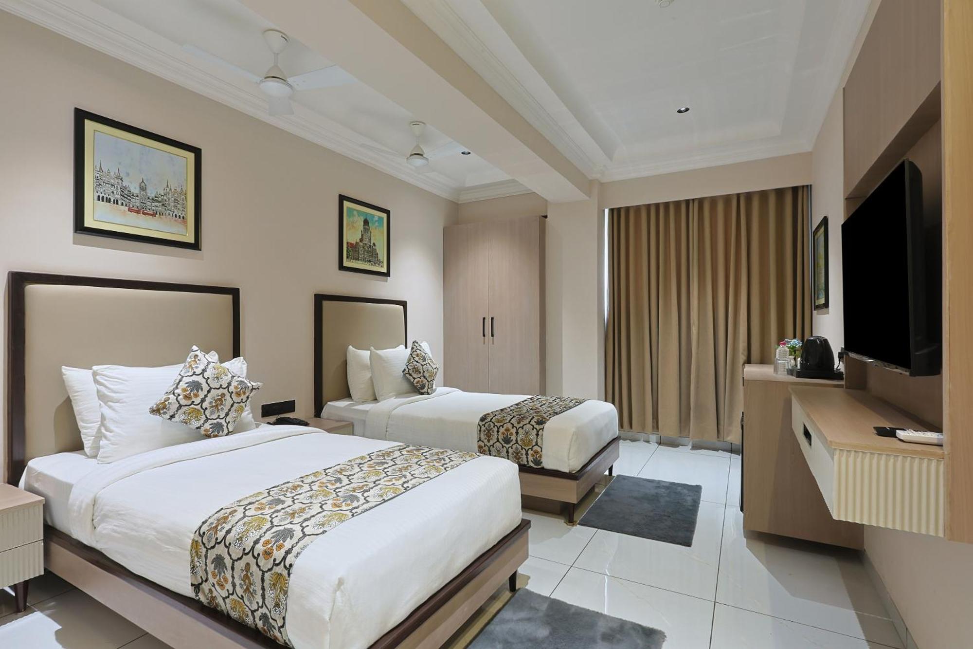 אחמדאבאד Hotel Royal Town מראה חיצוני תמונה