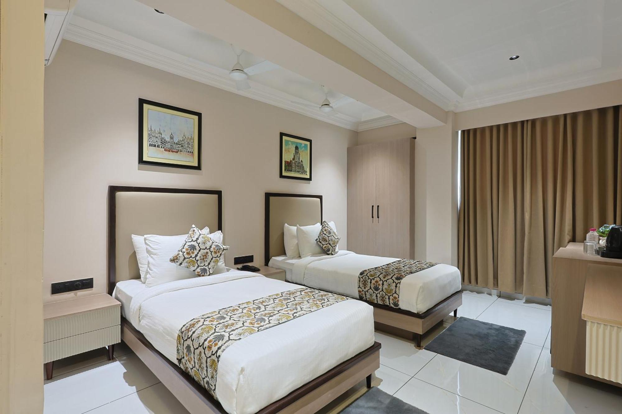 אחמדאבאד Hotel Royal Town מראה חיצוני תמונה