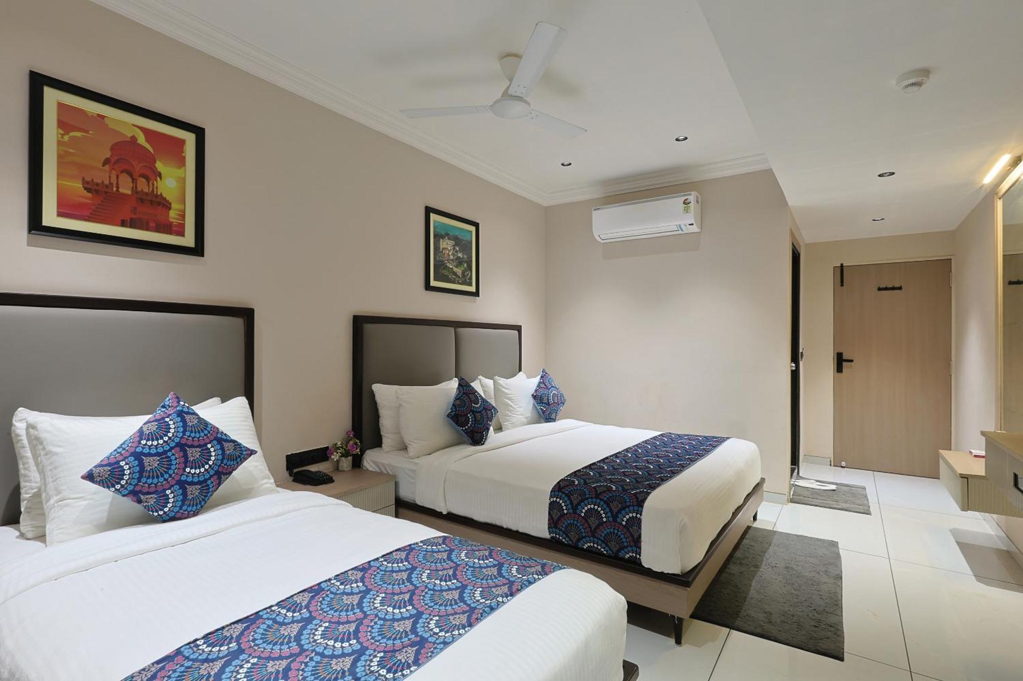 אחמדאבאד Hotel Royal Town מראה חיצוני תמונה