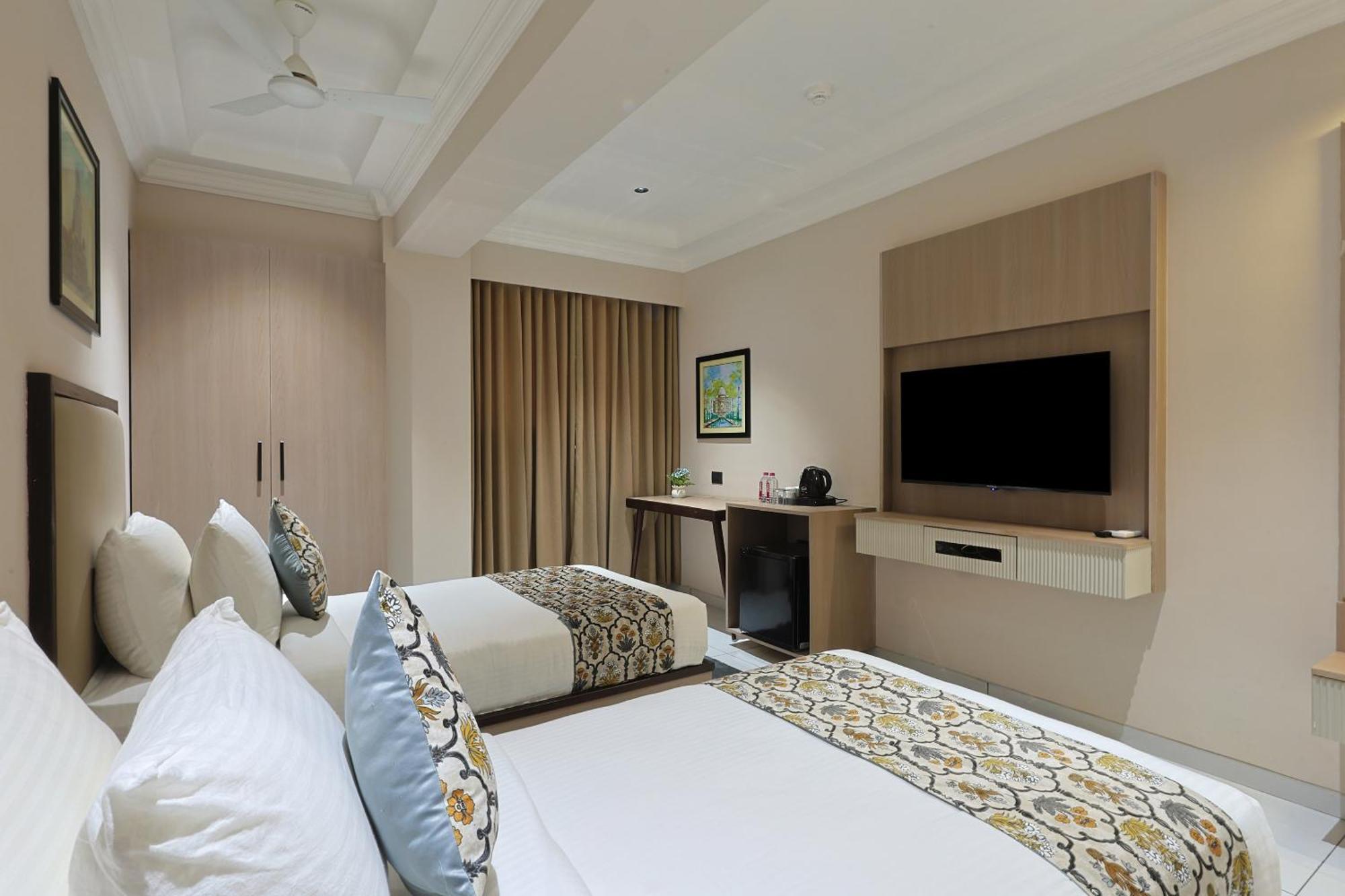 אחמדאבאד Hotel Royal Town מראה חיצוני תמונה