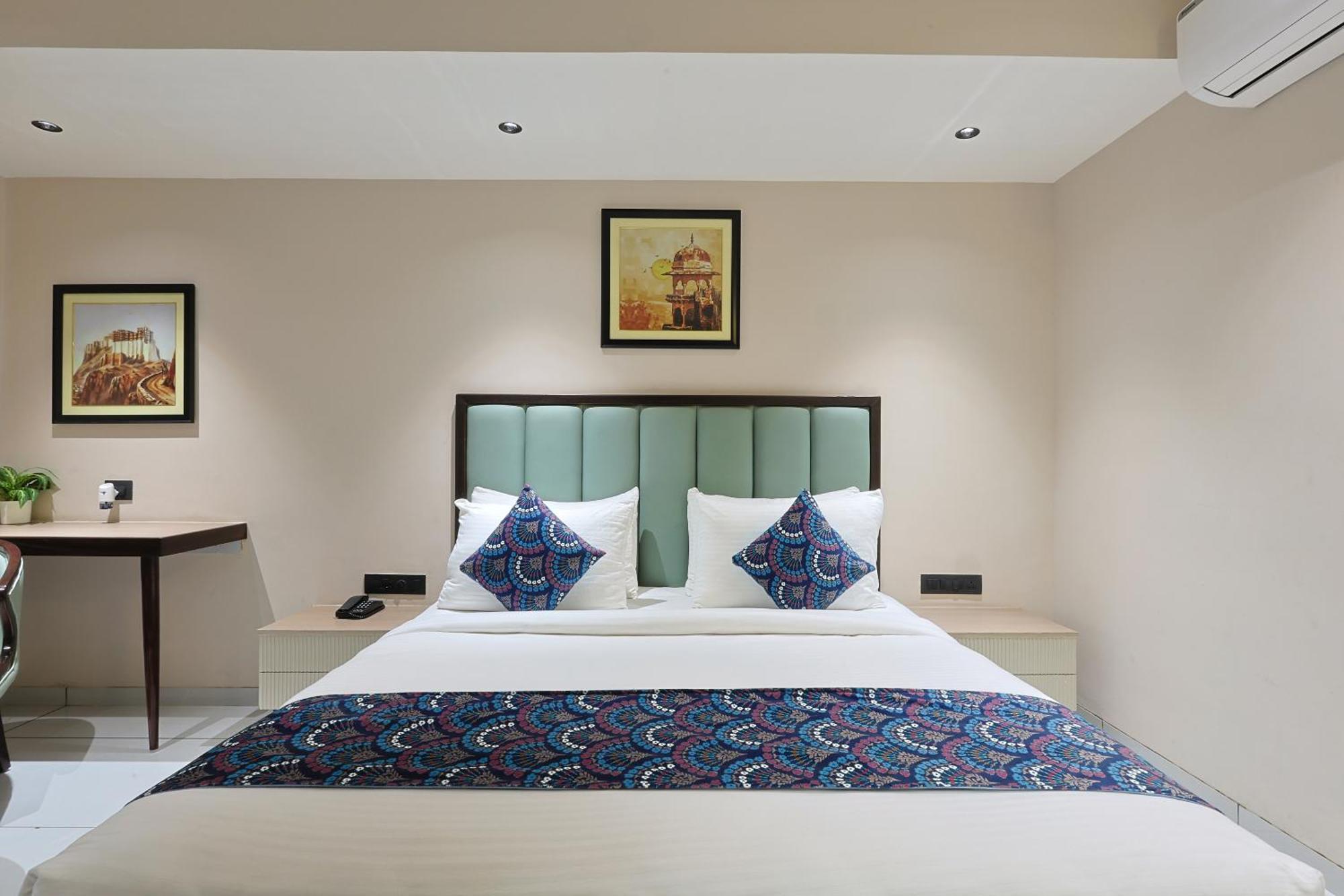 אחמדאבאד Hotel Royal Town מראה חיצוני תמונה