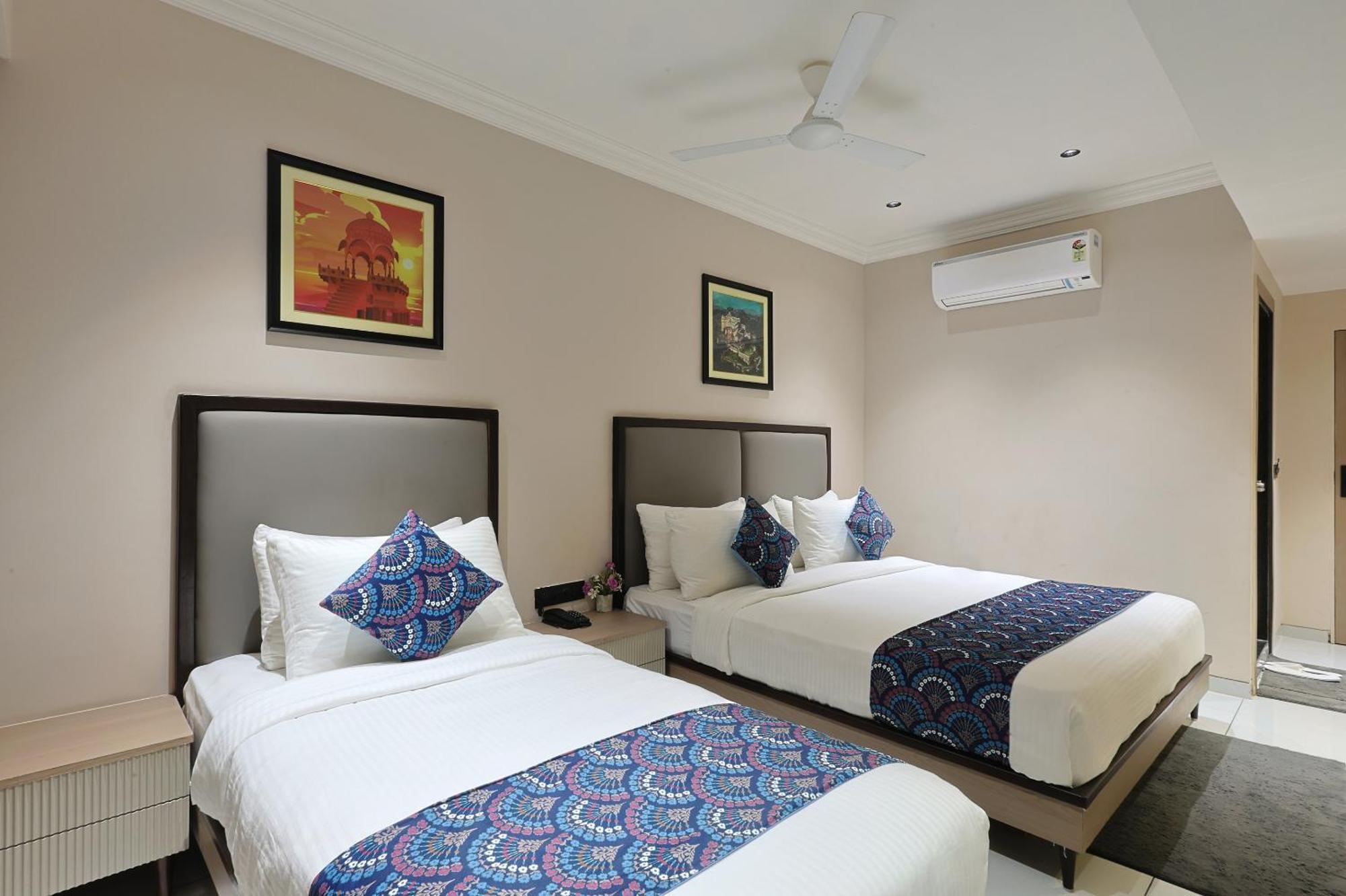 אחמדאבאד Hotel Royal Town מראה חיצוני תמונה
