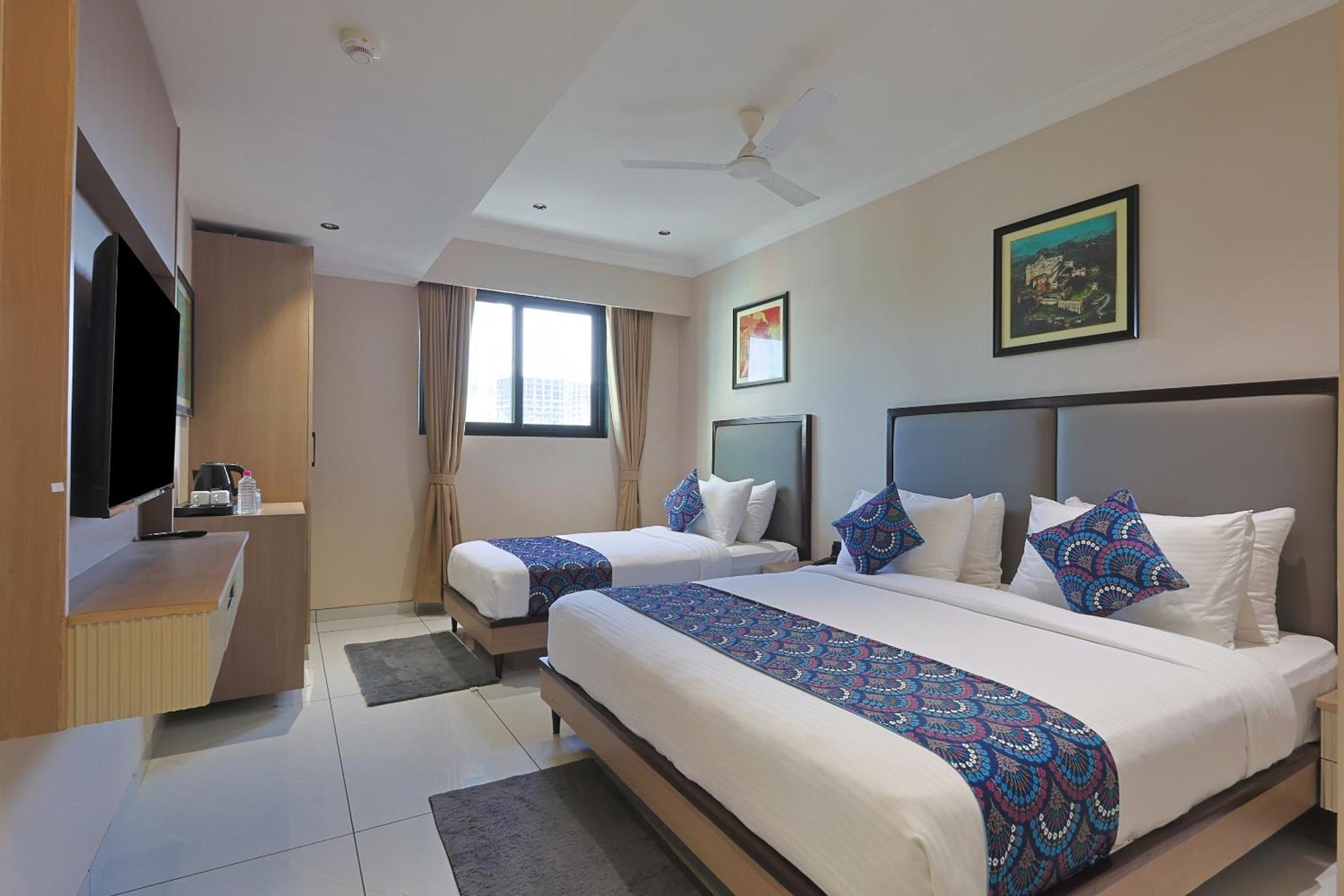 אחמדאבאד Hotel Royal Town מראה חיצוני תמונה