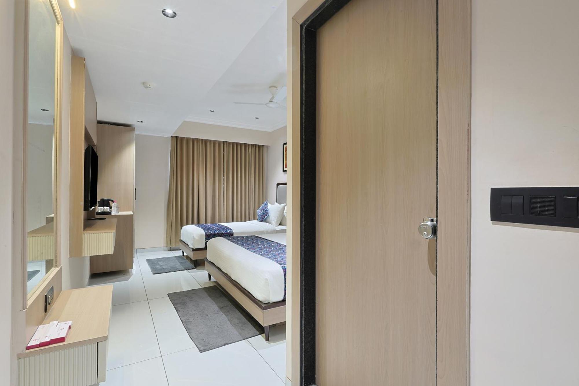 אחמדאבאד Hotel Royal Town מראה חיצוני תמונה